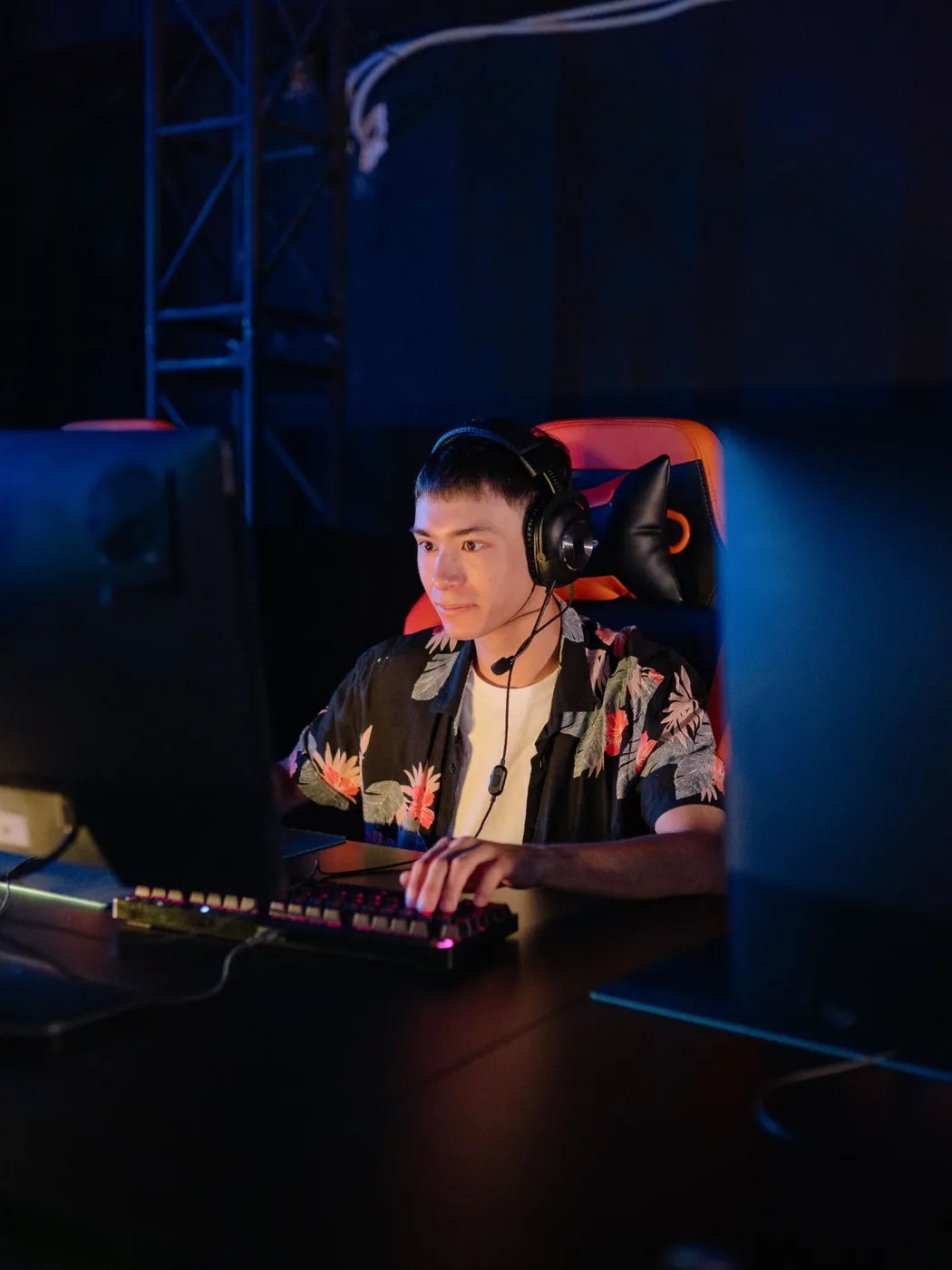 Player locked in mid-match — Photo by Yan Krukau from Pexels: https://www.pexels.com/photo/man-in-a-floral-shirt-playing-on-a-computer-9072283/